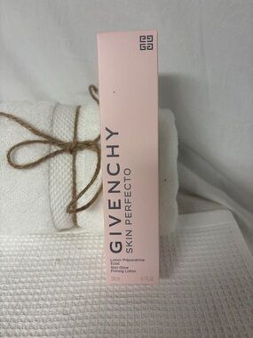 Givenchy Skin-Glow Priming Lotion